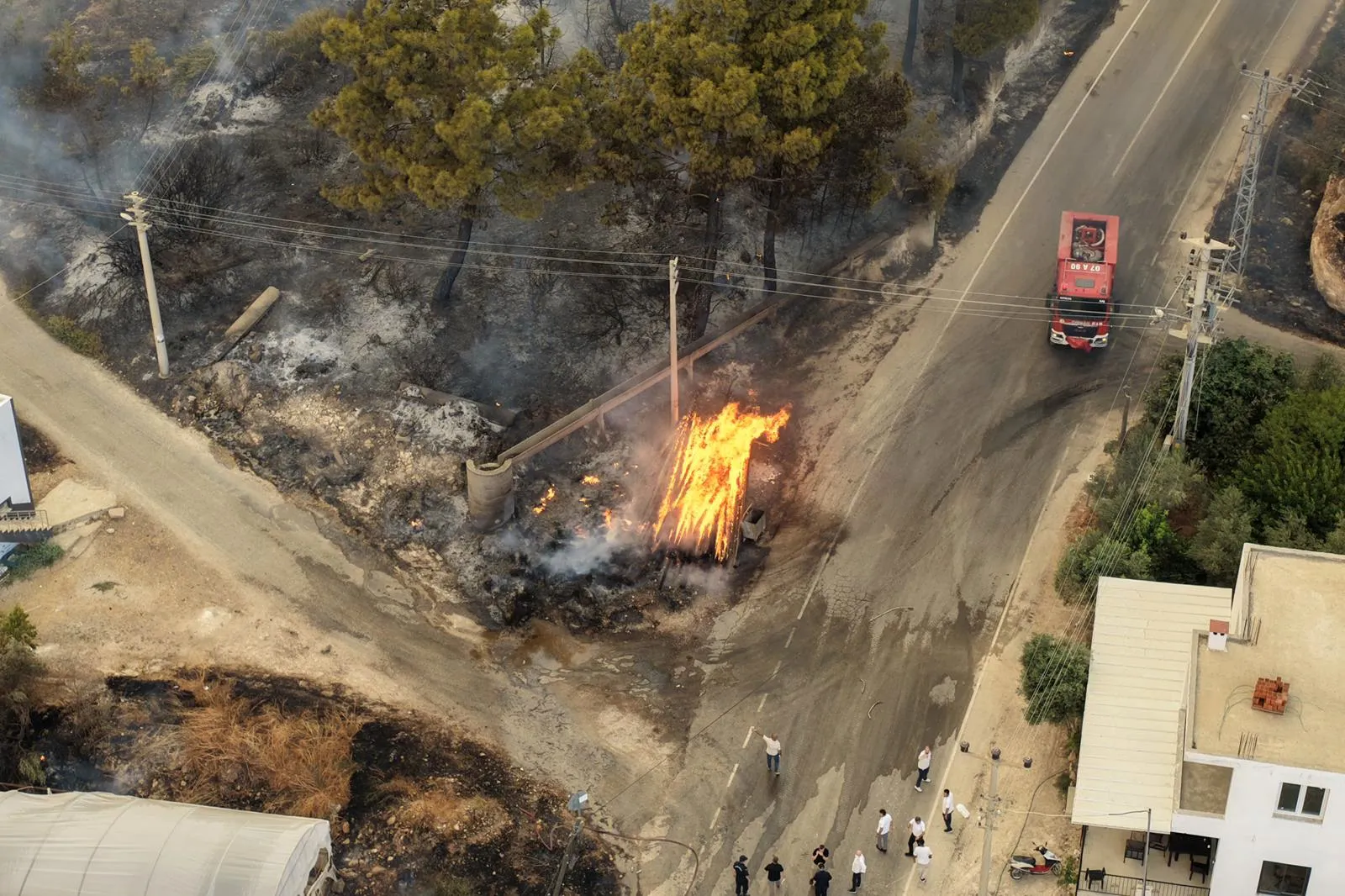 Antalya Valisi Şahin Yangın devam ediyor, rüzgar hafifledi