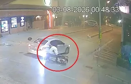 Eskişehir’de gece yarısı motosiklet kazası kamerada