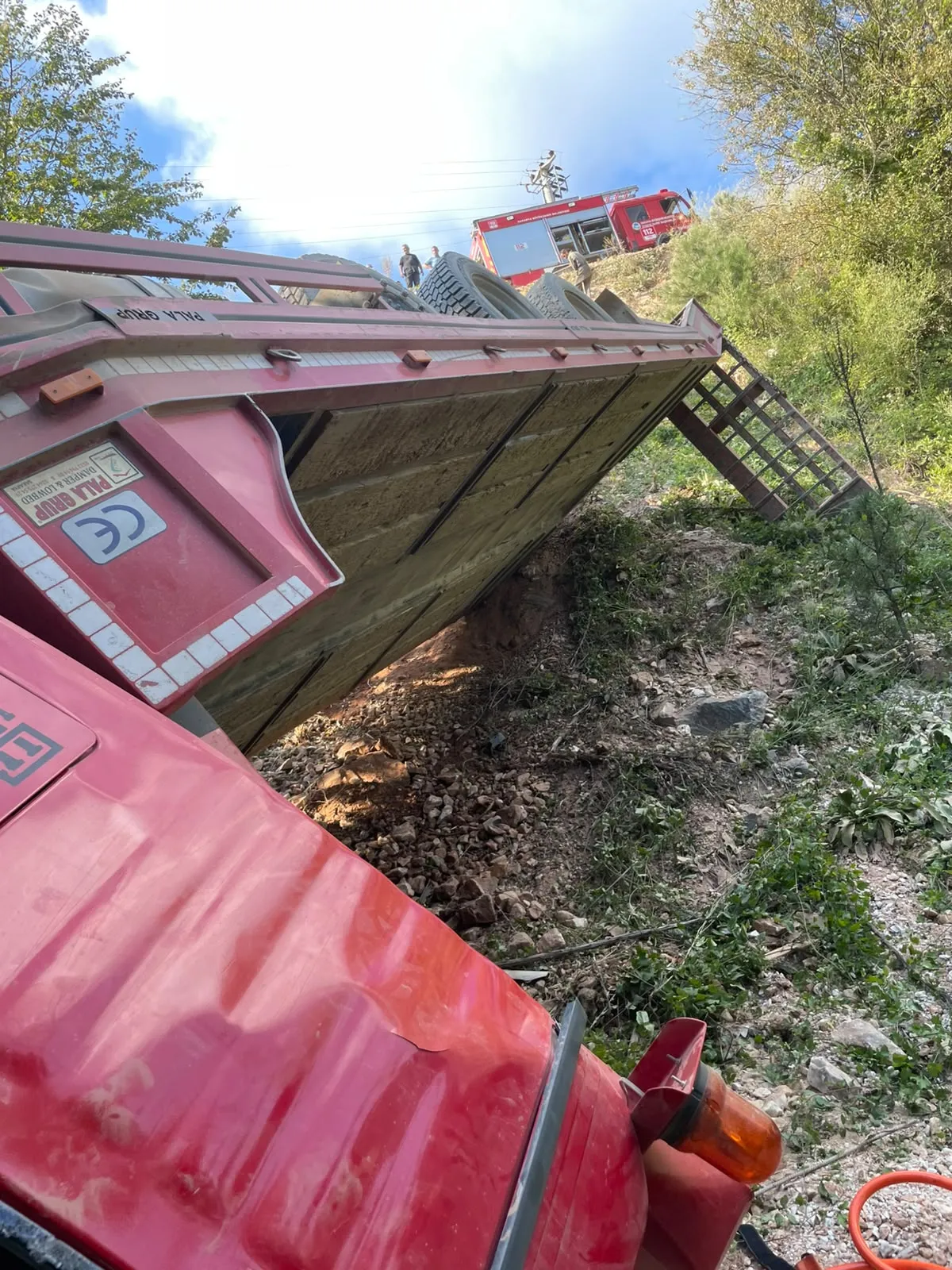 Sakarya Akyazı yolunda feci kaza TIR sürücüsü hayatını kaybetti
