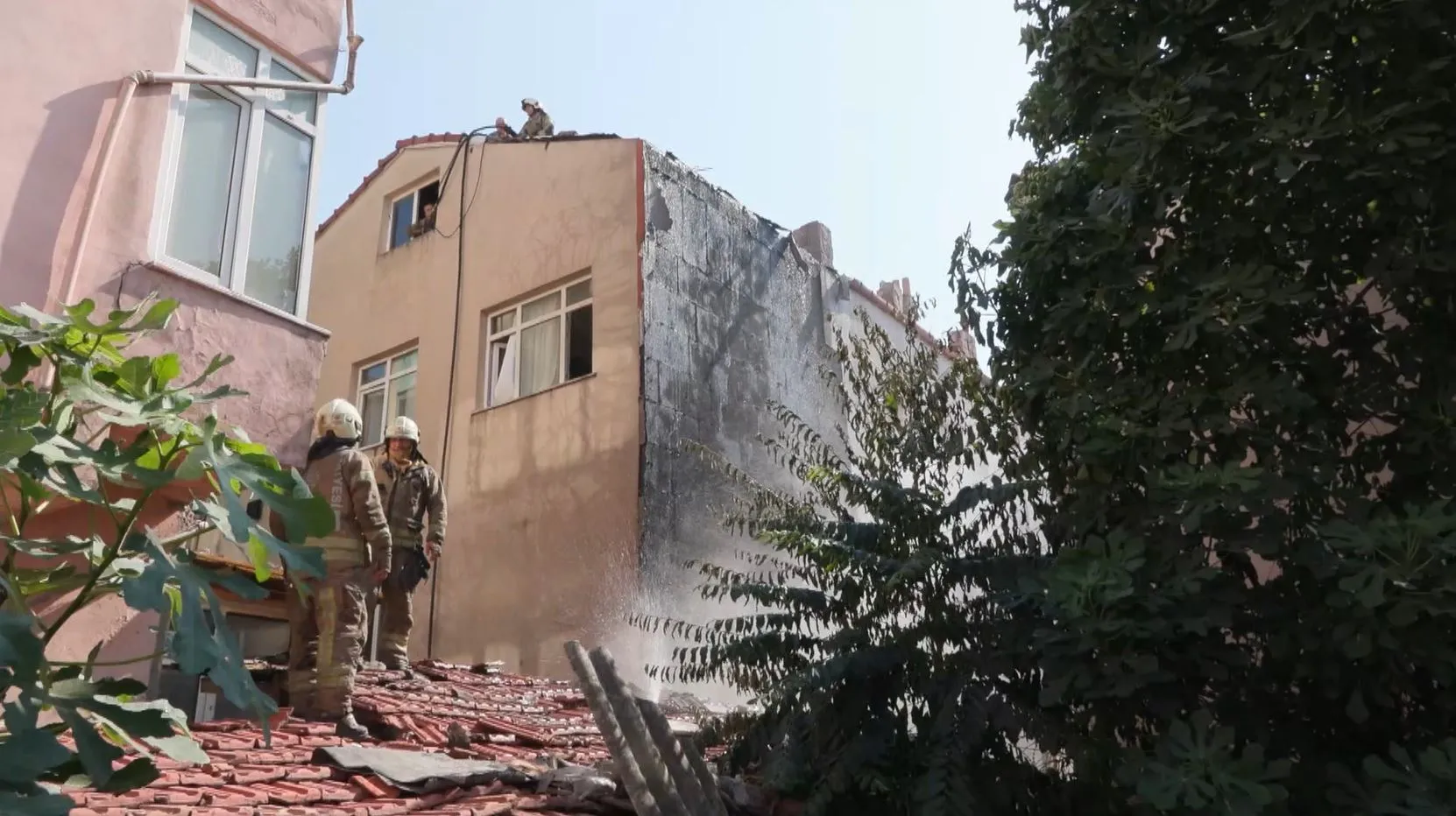 Küçükçekmece'de bir apartmanın balkonunda korkutan yangın