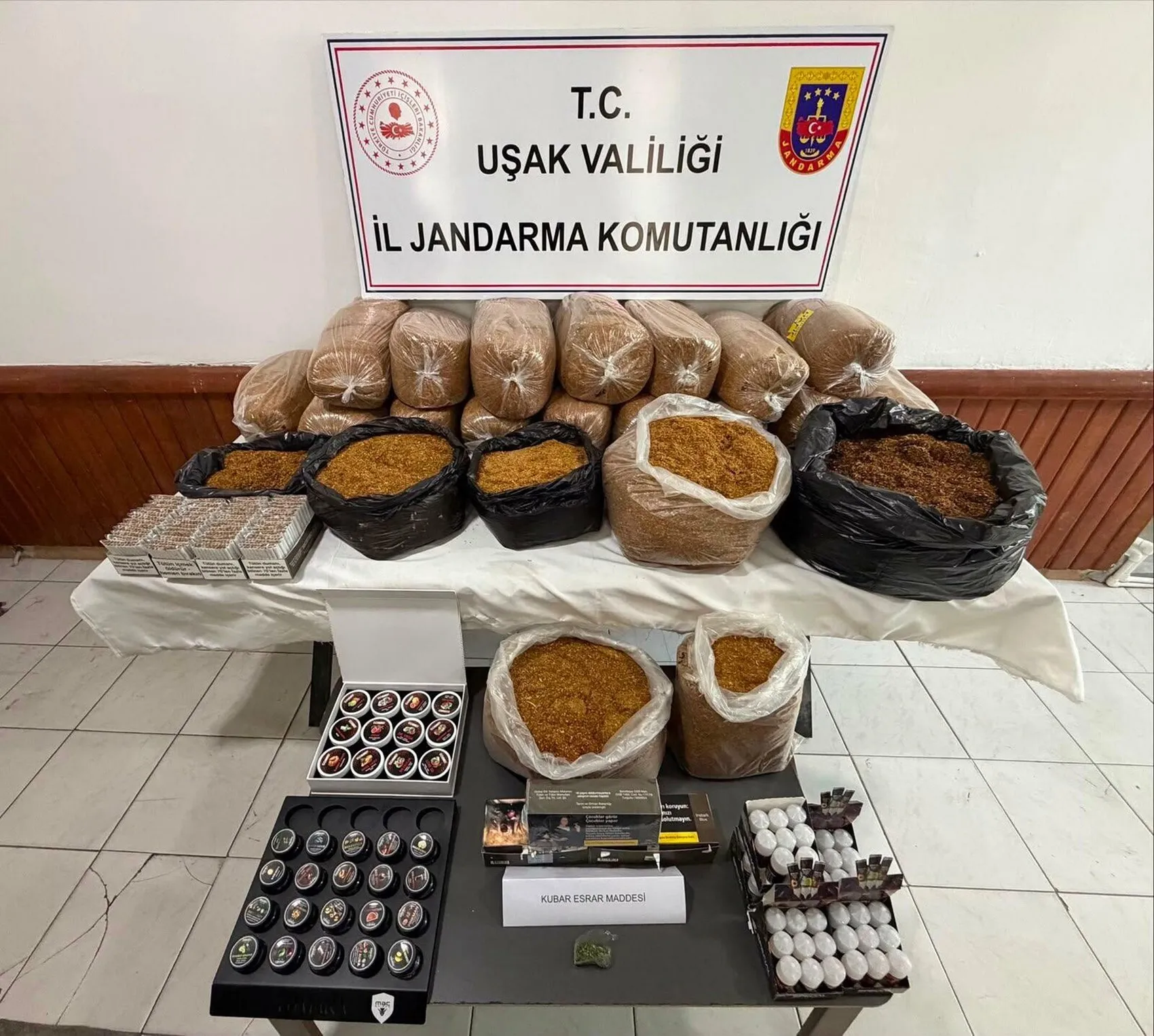 Uşak’ta jandarmanın baskınında yüklü miktarda kaçak ürün yakalandı