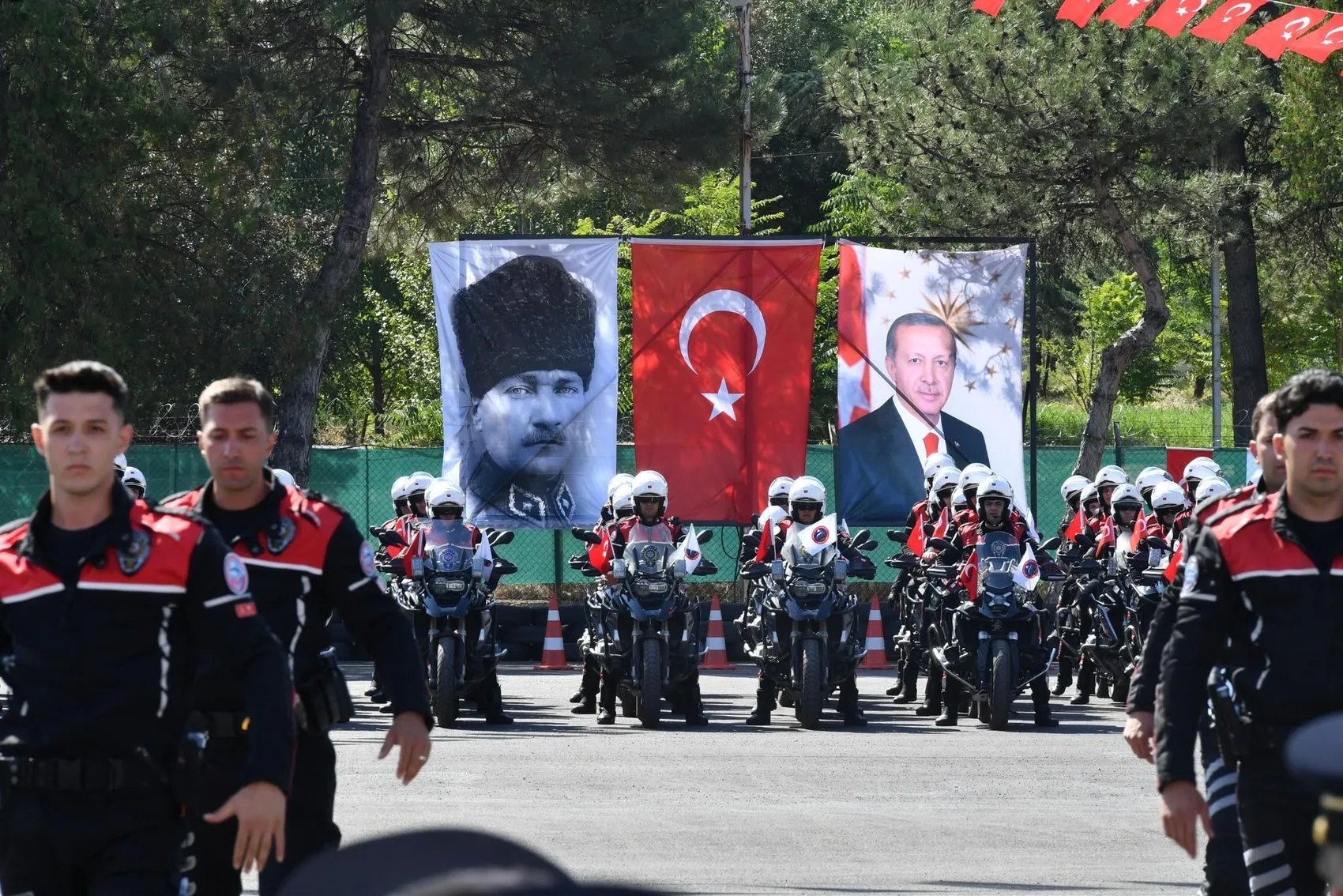 Ankara sokaklarında güvenliği sağlayacak 67 yeni yunus polisi göreve başladı