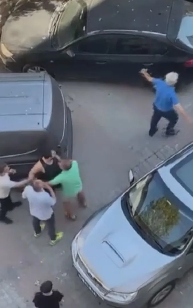 Bakırköy'de sokak ortasında yumruk yumruğa kavga
