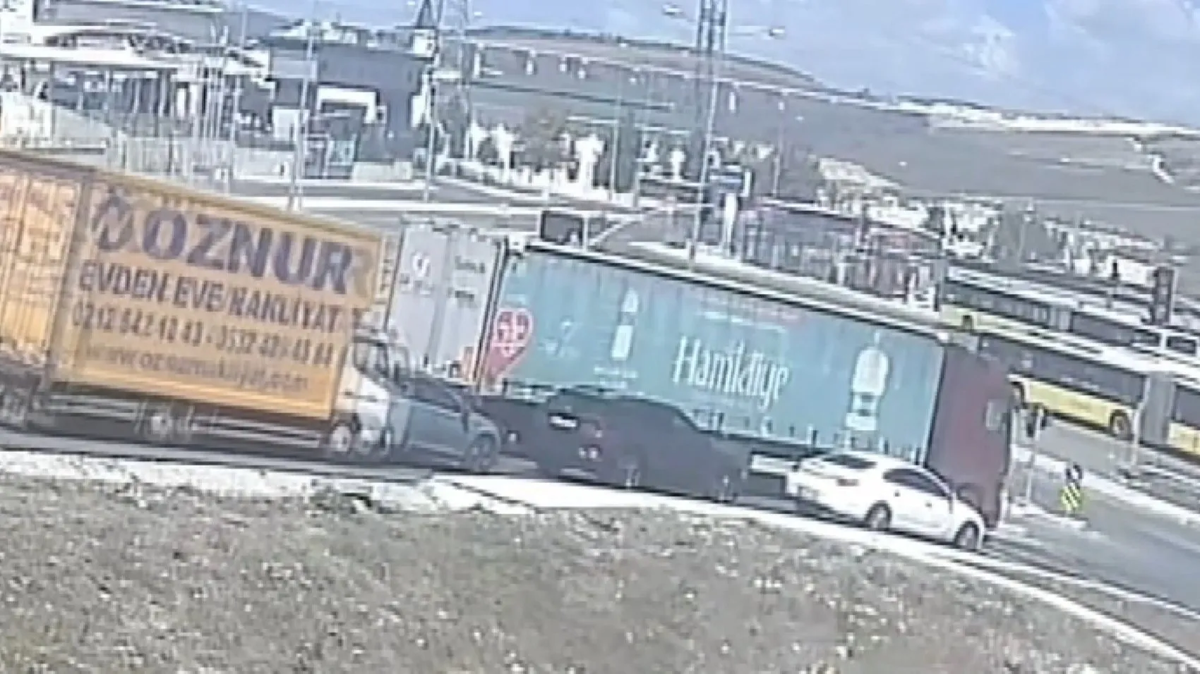 Başakşehir'de dehşet anları: Yokuştan hızla inen kamyonet ortalığı savaş alanına çevirdi