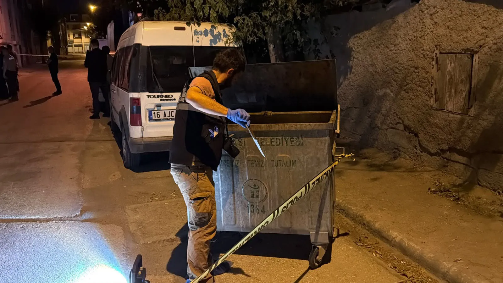 Alkol masasında arkadaşını bıçakladı, bıçağı çöpe attı