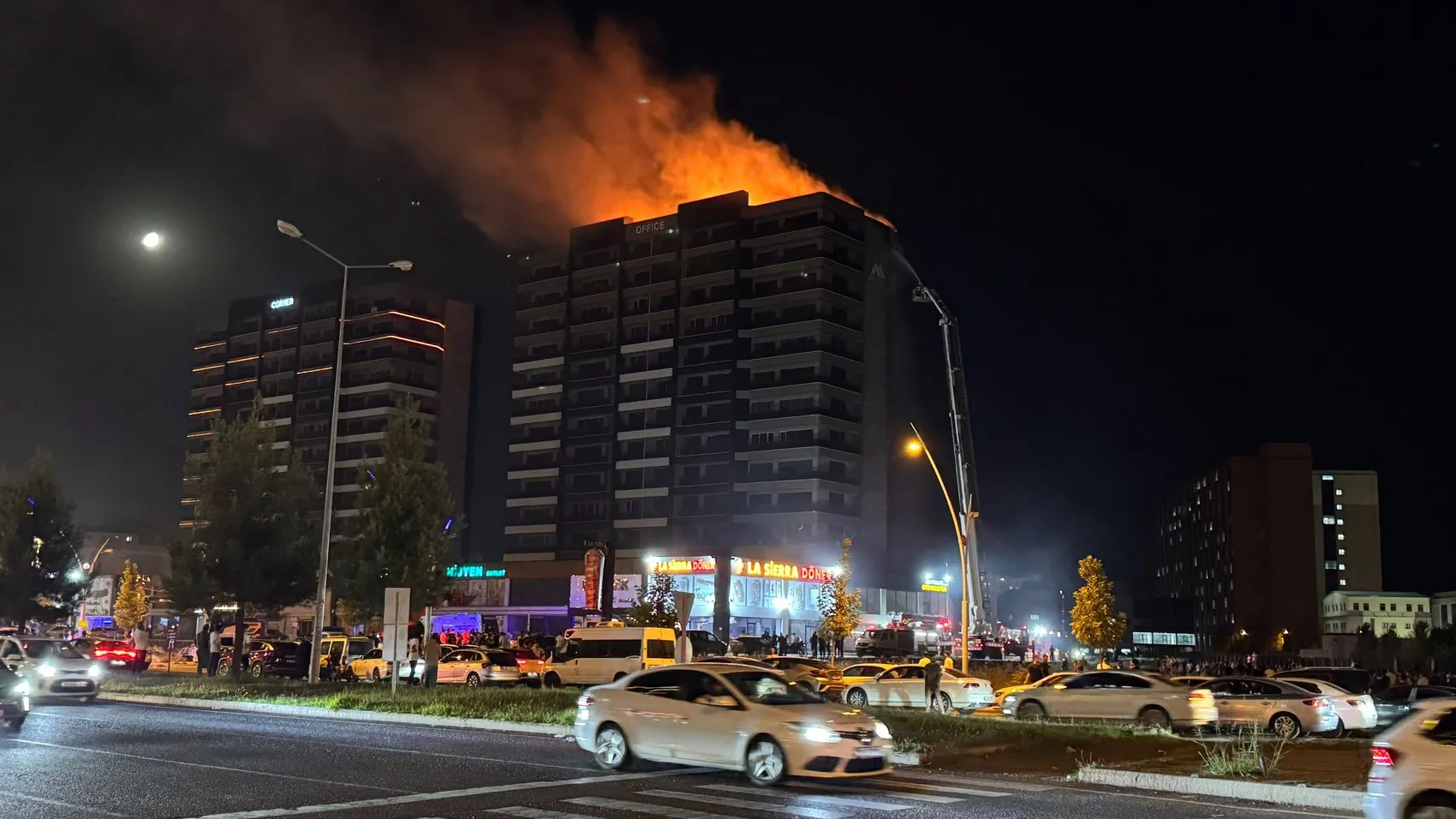 Plazanın dış cephesi alev aldı, yangın çatıya sıçradı