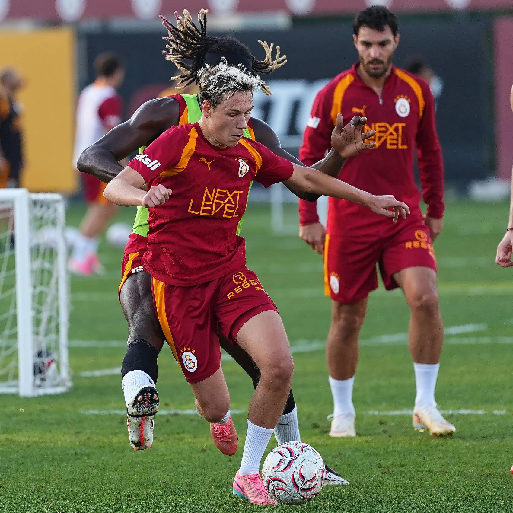 Batrakov'un Galatasaray'da ilk günü Sahada üç takımlı turnuva