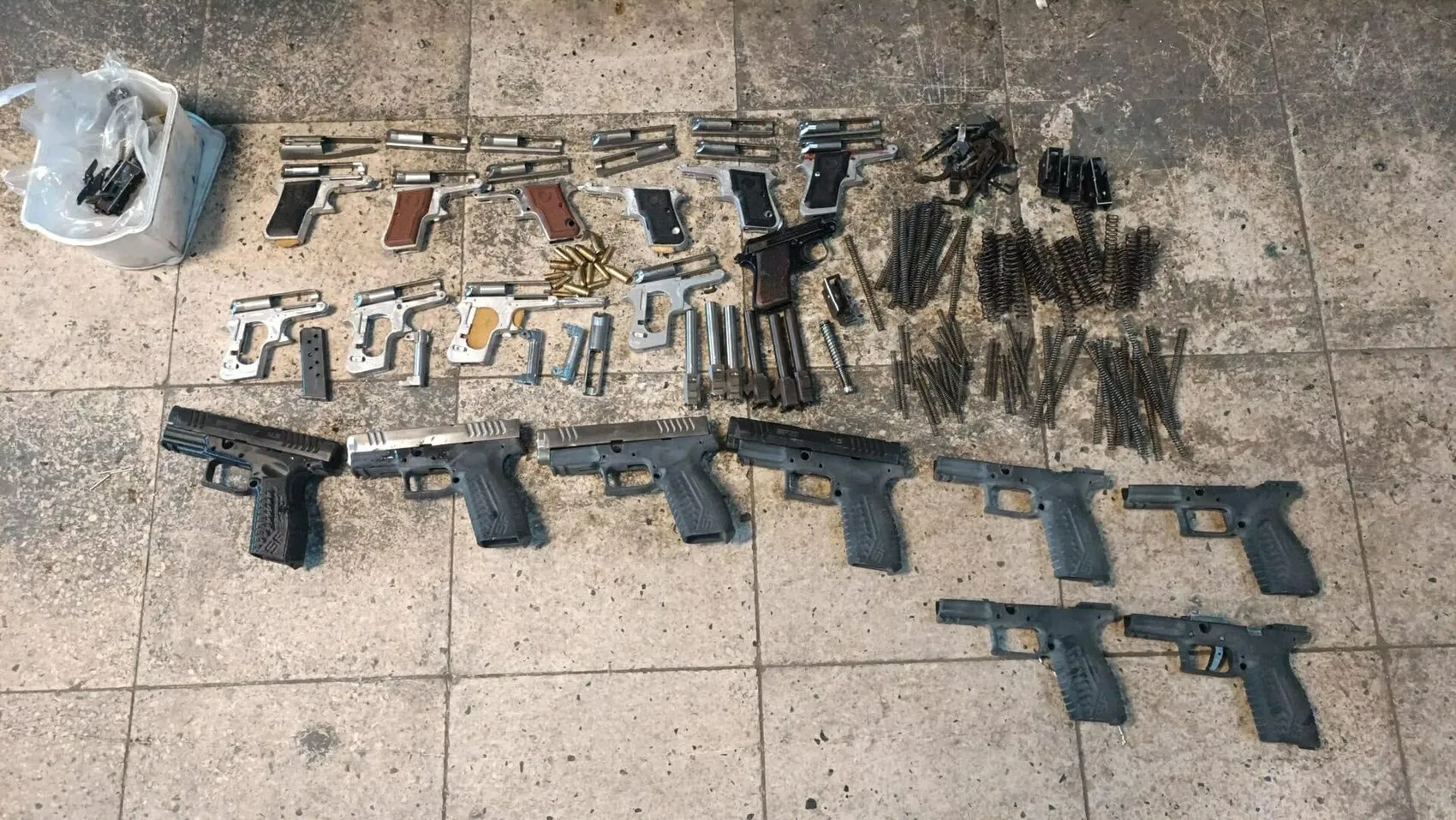 İzmir ve Manisa'da atölye gibi çalışan adreslere baskın 13 gözaltı