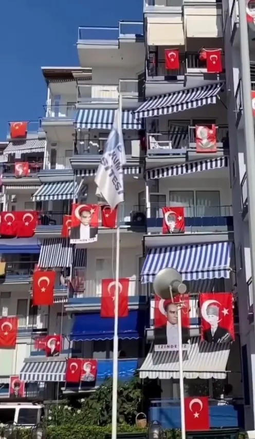 Gemlik'te bir site 30 Ağustos için kırmızı beyaza büründü