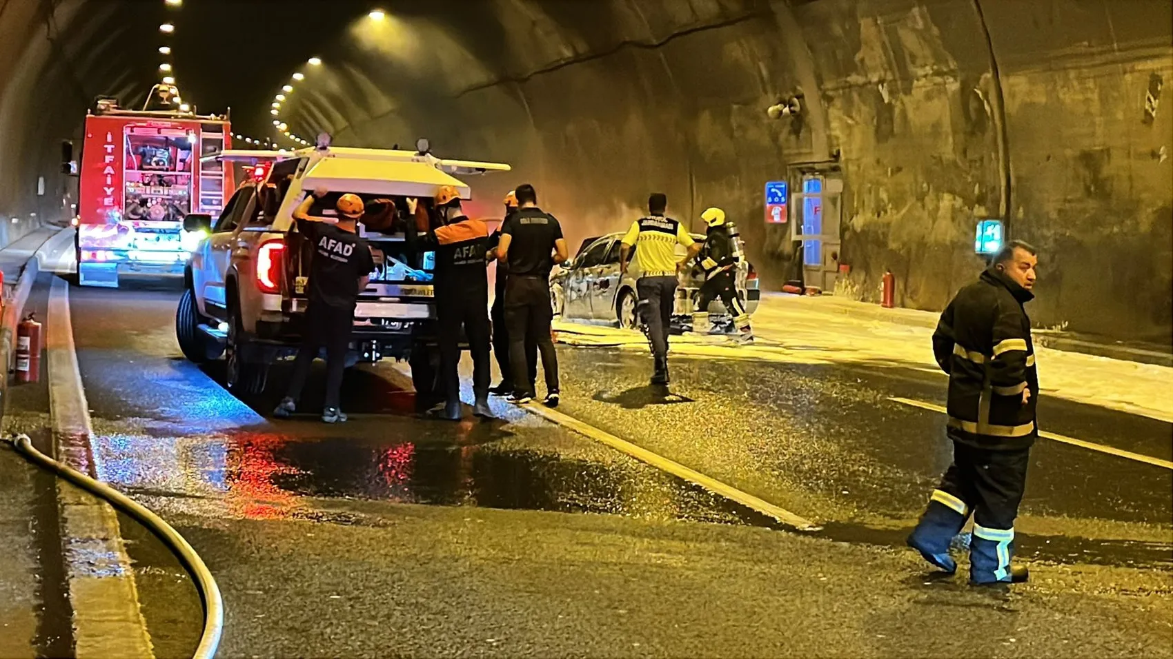 Bolu Dağı Tüneli trafiğini yakan araç yangını