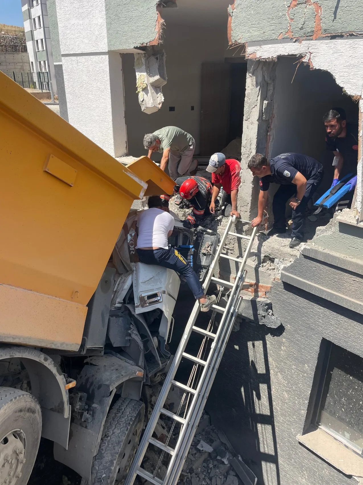 Malatya’da hafriyat kamyonu binaya daldı