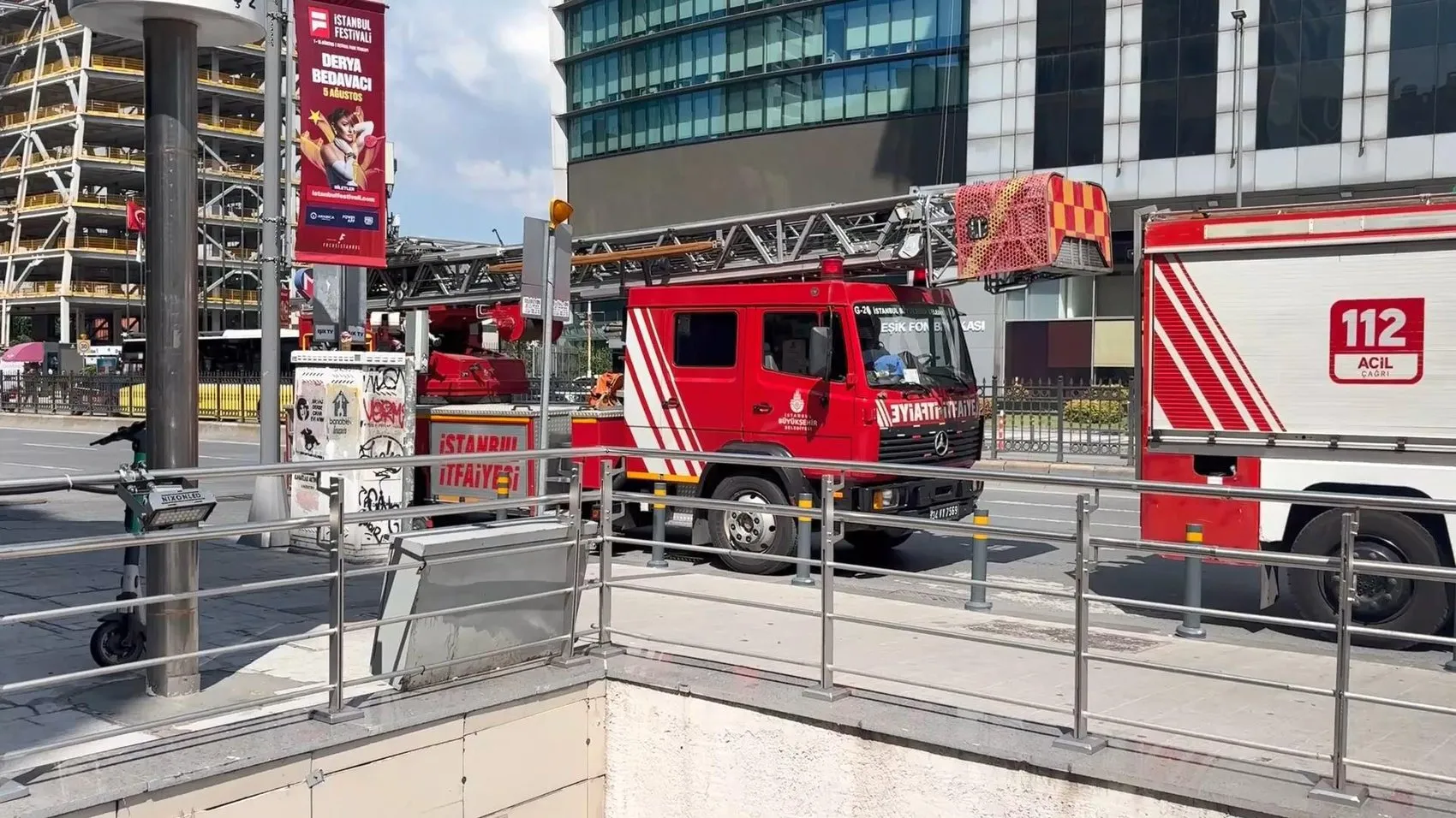 Metro beklerken raylara düşen görme engelli genç kurtarıldı