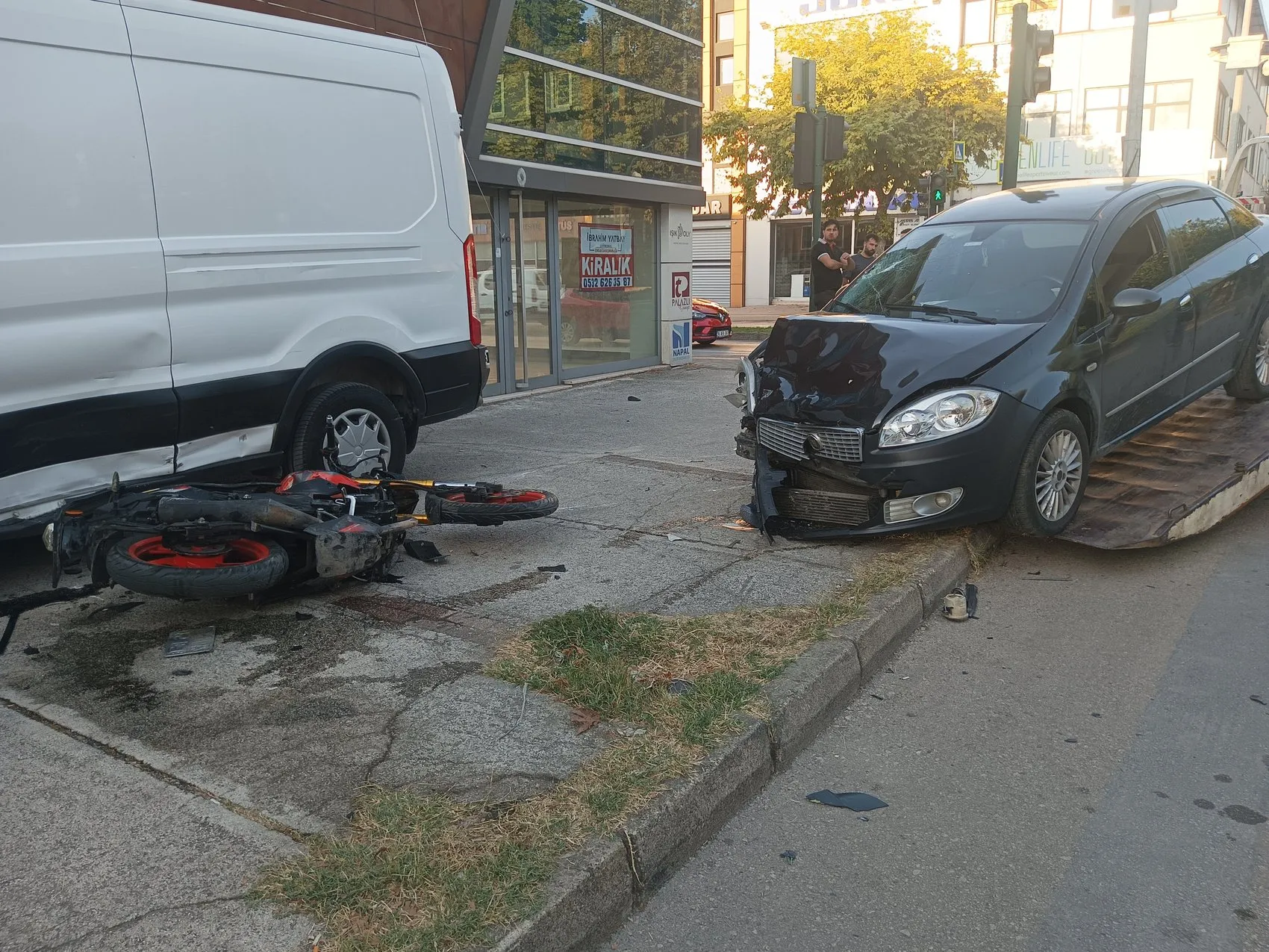 Bursa'da motosiklet kazası İki araç arasında sıkışan sürücü ağır yaralandı