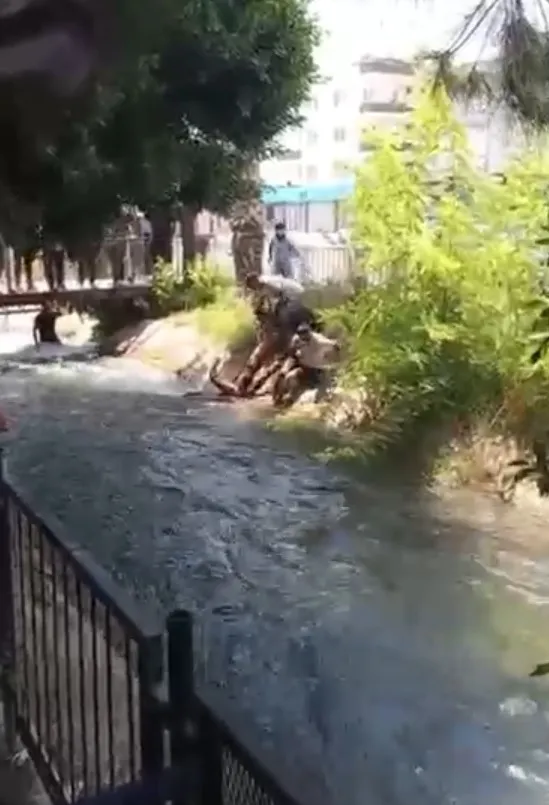Tarsus’ta sulama kanalına düşen çocuk son anda kurtarıldı