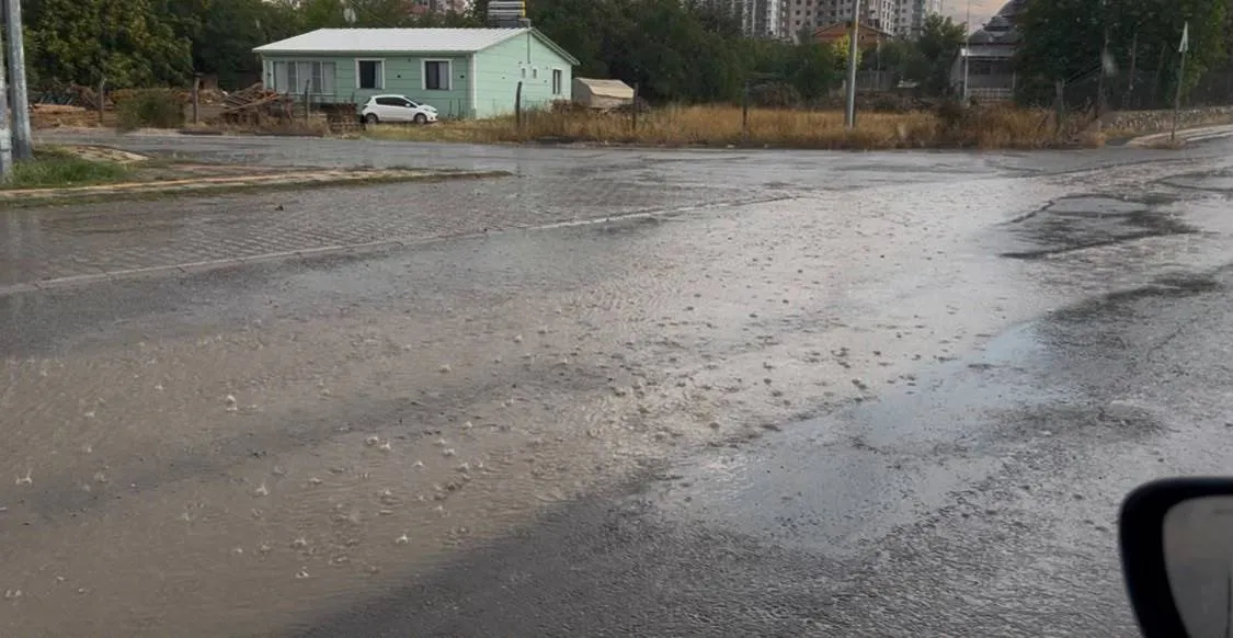 Malatya'da beş dakikalık fırtına şehri birbirine kattı