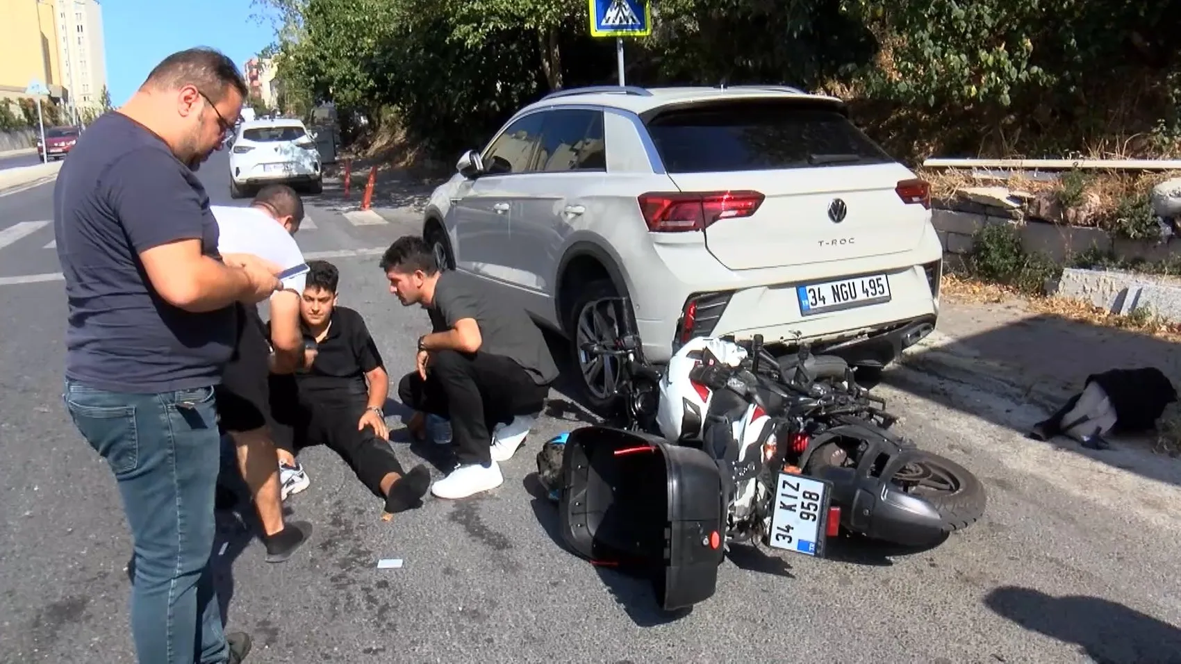 Motosikletli, hafif ticari aracın altında kaldı