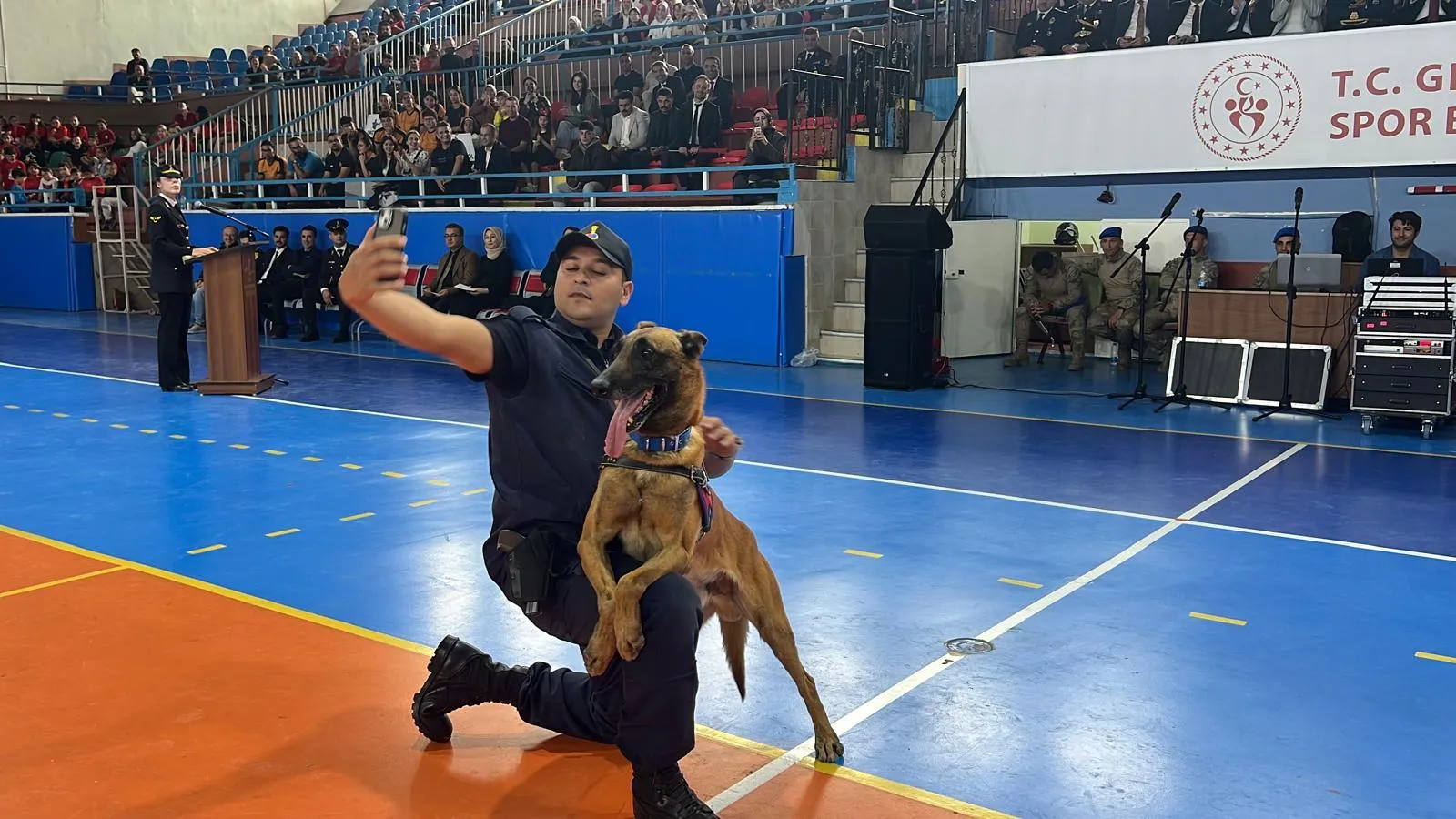 Nevşehir'de 30 Ağustos coşkusu: Nefes isimli köpek şovlarıyla salonu ayağa kaldırdı