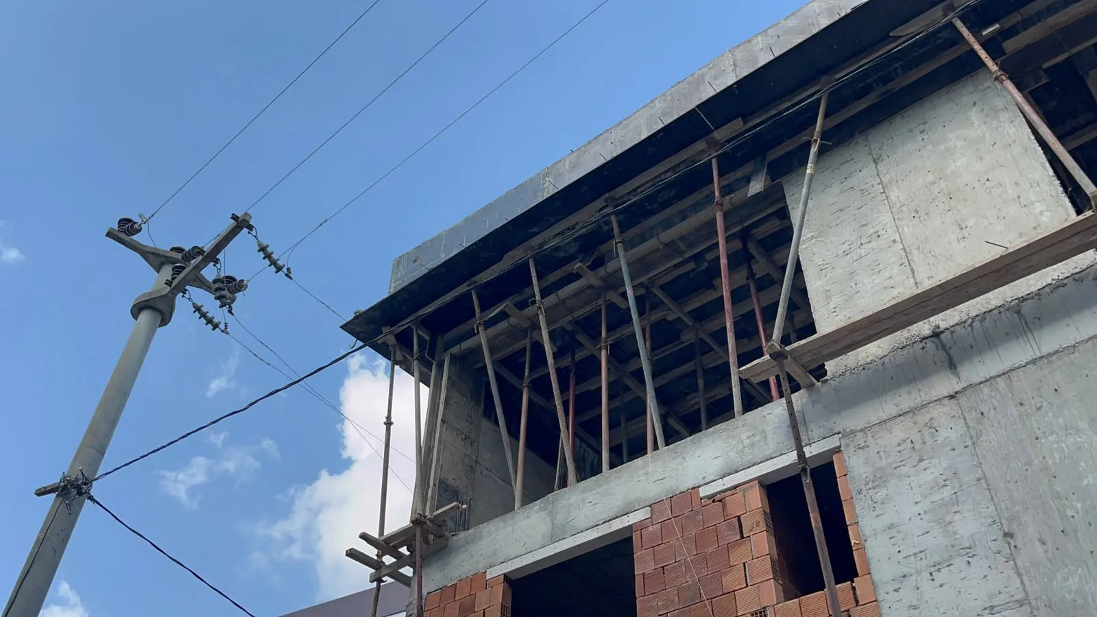 Sakarya’da inşaat işçisi akıma kapılarak ağır yaralandı