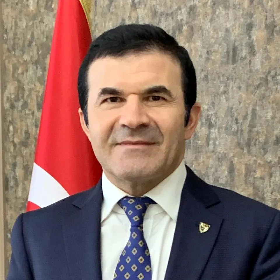 Vali yardımcısı hastanede sıra bekledi, vatandaş gibi muayene oldu
