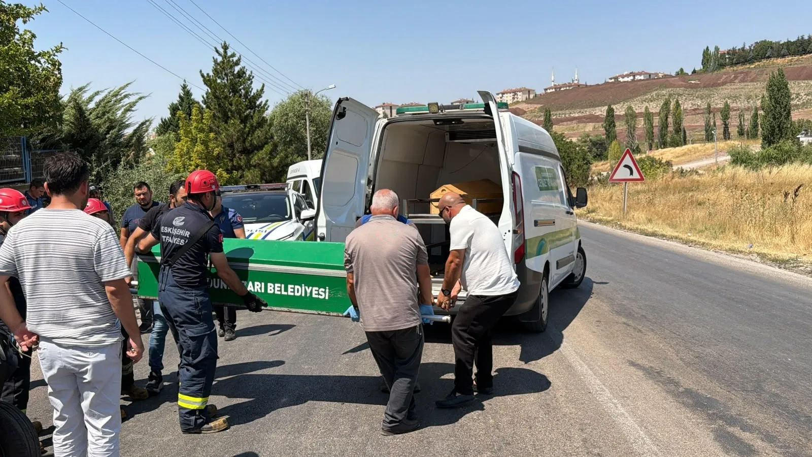 Eskişehir’de feci kaza Otomobil TIR’ın önünde metrelerce sürüklendi