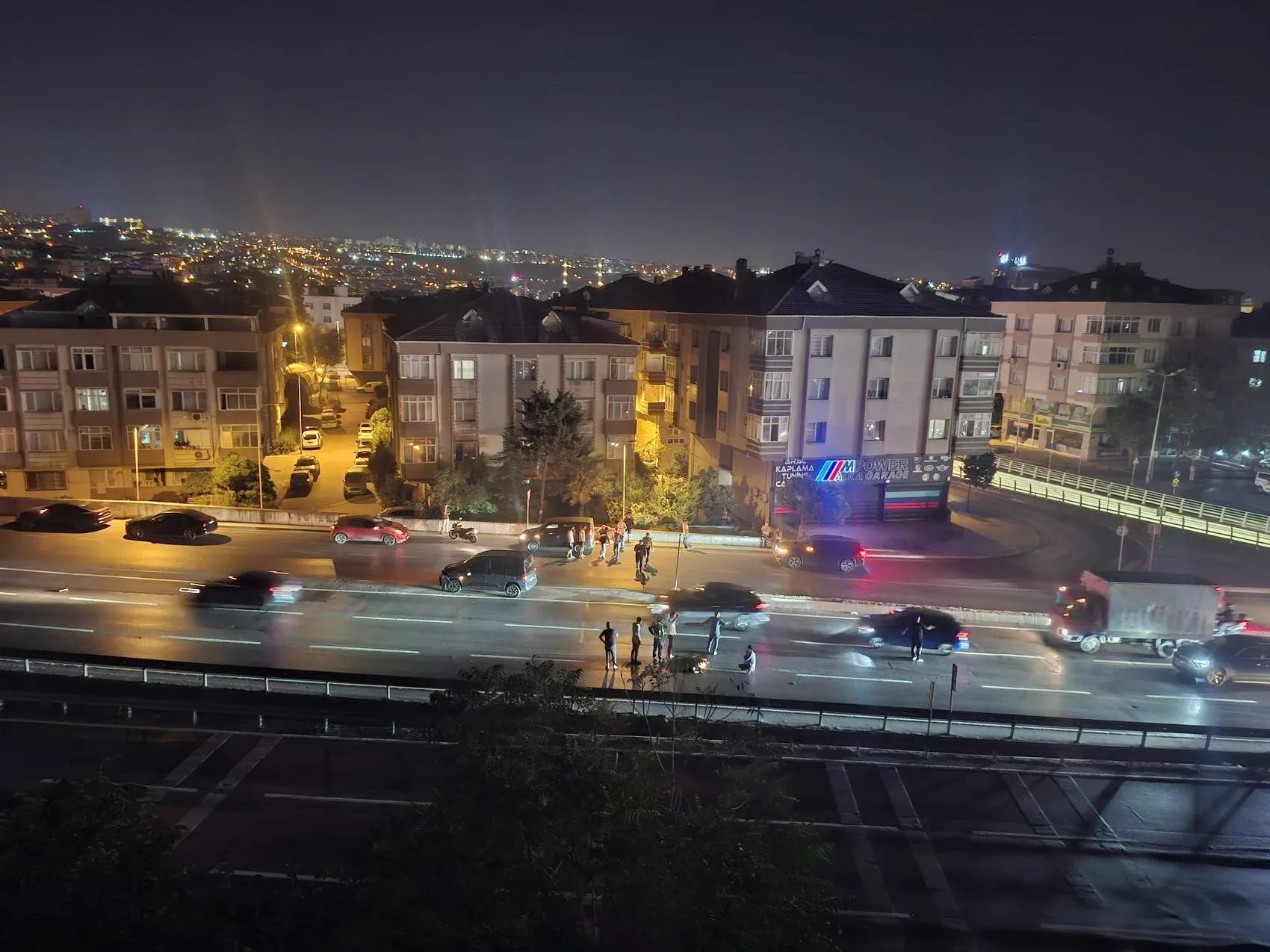Gece yolun karşısına geçerken iki otomobilin çarptığı kadın öldü