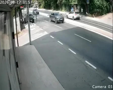 Kaldırımda yürüyen dede ve torununa çöp konteyneri çarptı