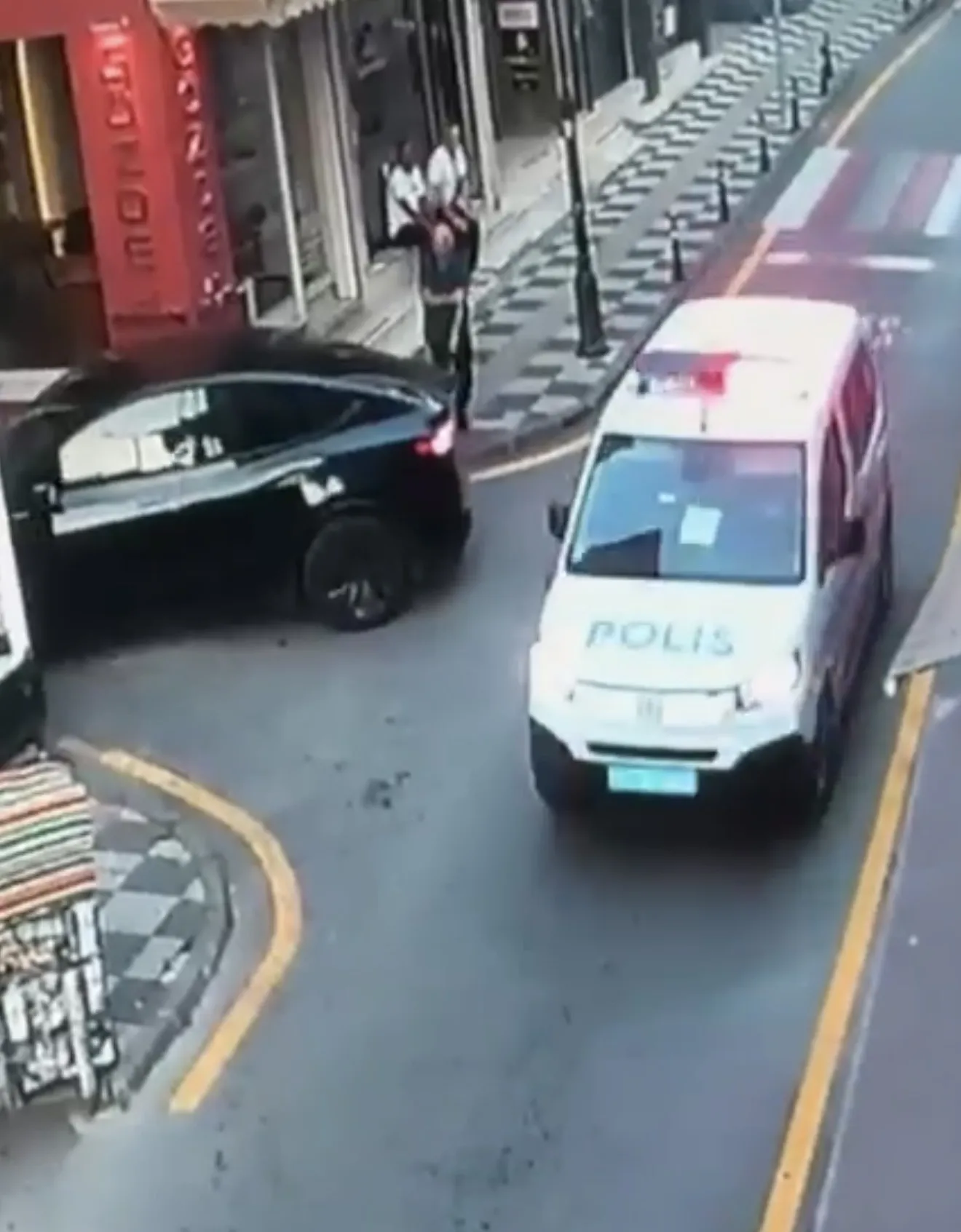 Bartın'da polisten kaçan motosikletli vali yardımcısına çarptı