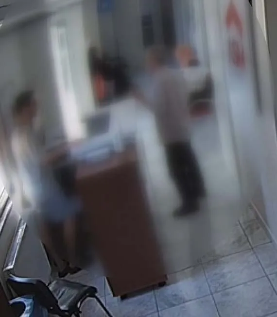 Sağlık ocağında 8 dakika bekleyen hasta masaları dağıttı, görevliye saldırdı