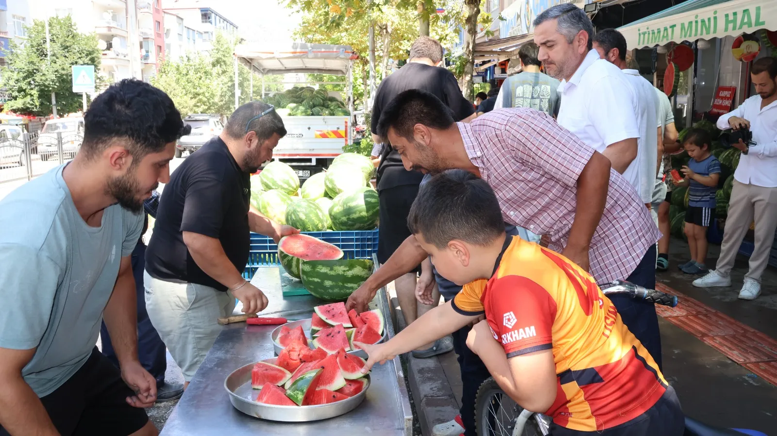 Salah gelmedi ama Amasyalı manav sözünü tuttu