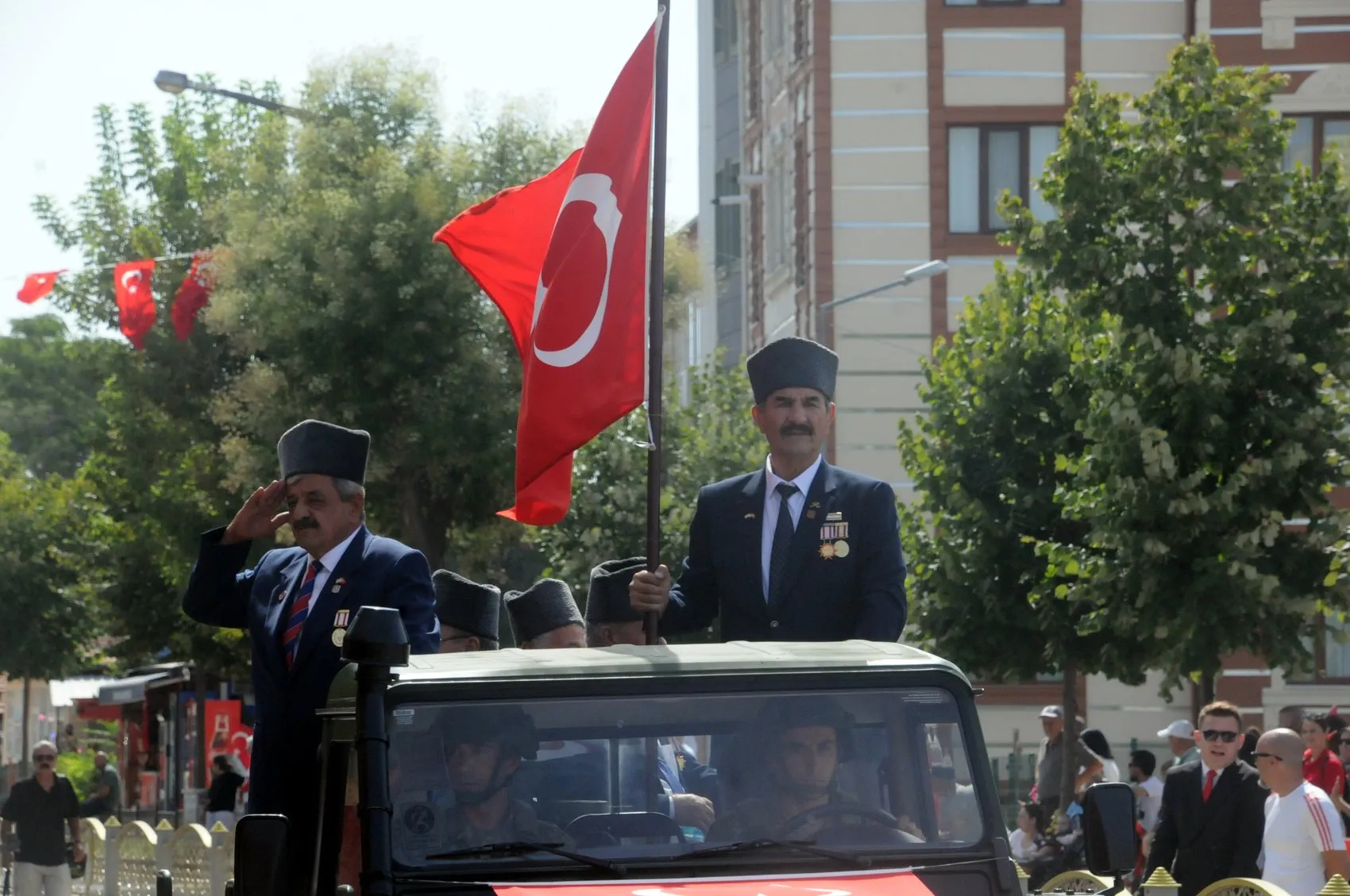 Trakya'da 30 Ağustos coşkusu: Minik Alisya protokole eşlik etti, Gazi Tümgeneral'e sevgi seli