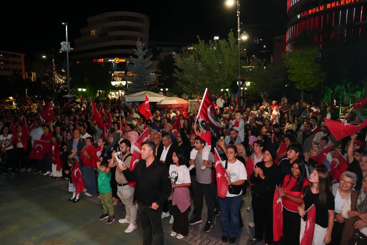 Bolu sokakları 30 Ağustos coşkusuyla aydınlandı