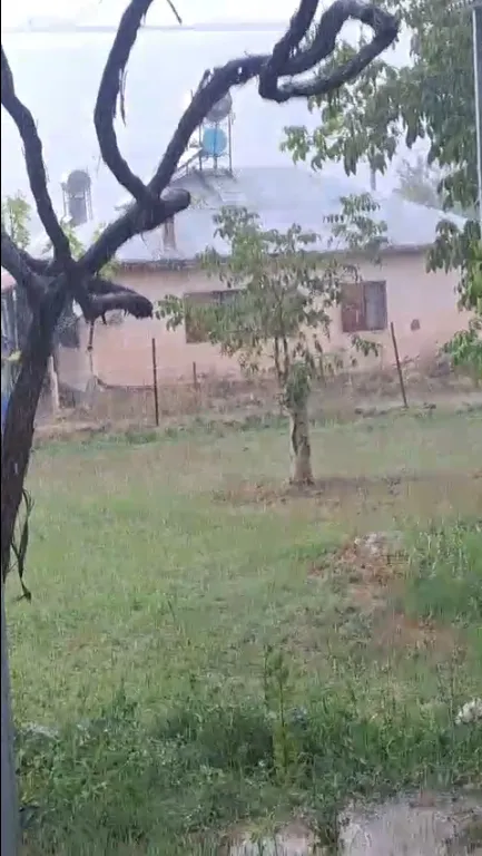 Osmaniye sıcaktan kavrulurken aniden dolu ve fırtına bastırdı