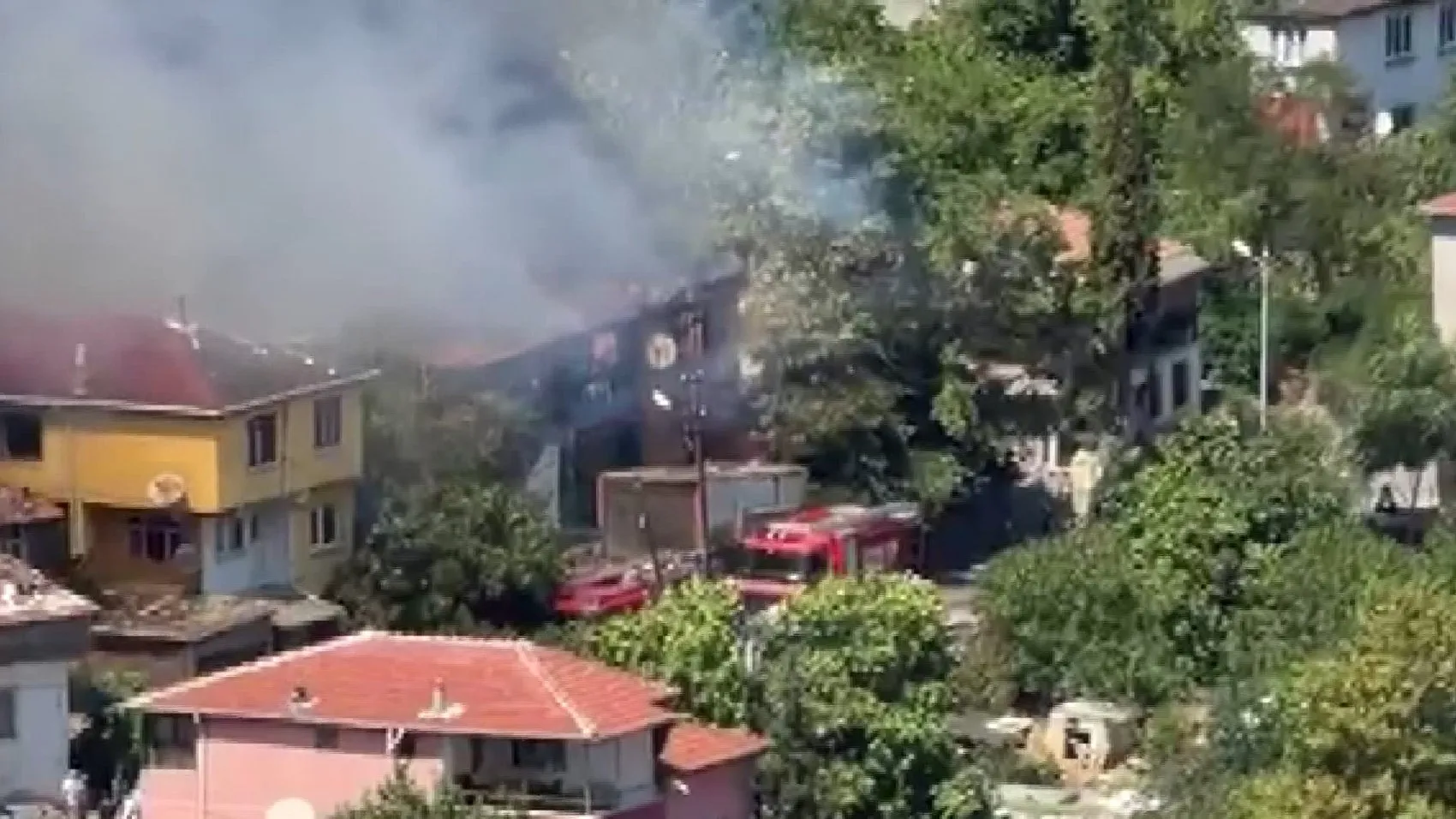 Pendik’te metruk binadan sıçrayan alevler evi kül etti