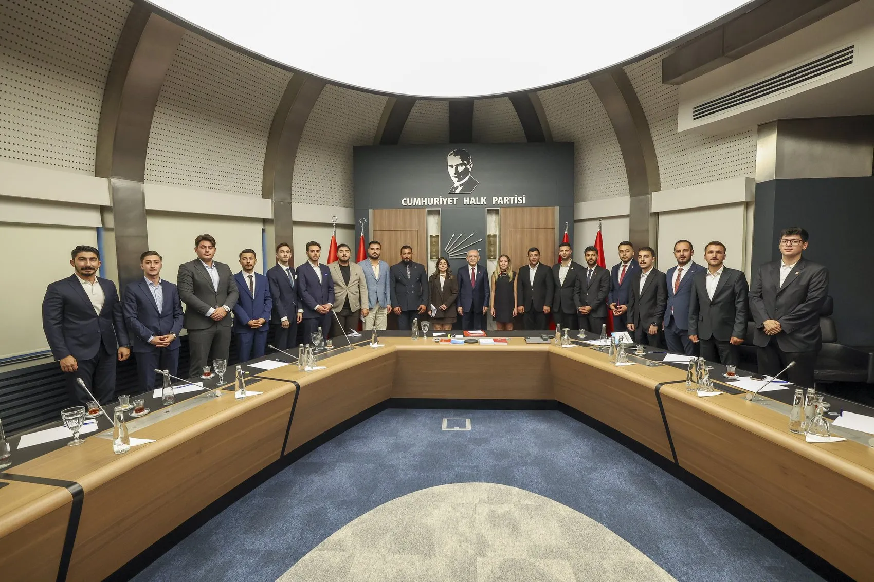 Kılıçdaroğlu yeni gençlik kadrosuyla masaya oturdu