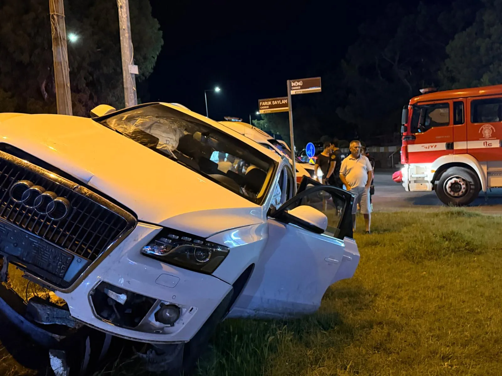 Ayvalık'ta direksiyon başında fenalaşan sürücü büstü devirdi