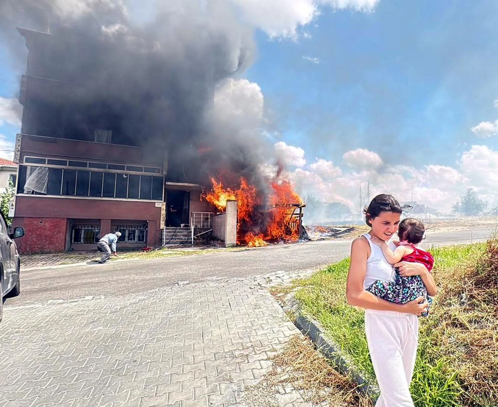 Tekirdağ'da otluk alanda çıkan yangın binaya sıçradı