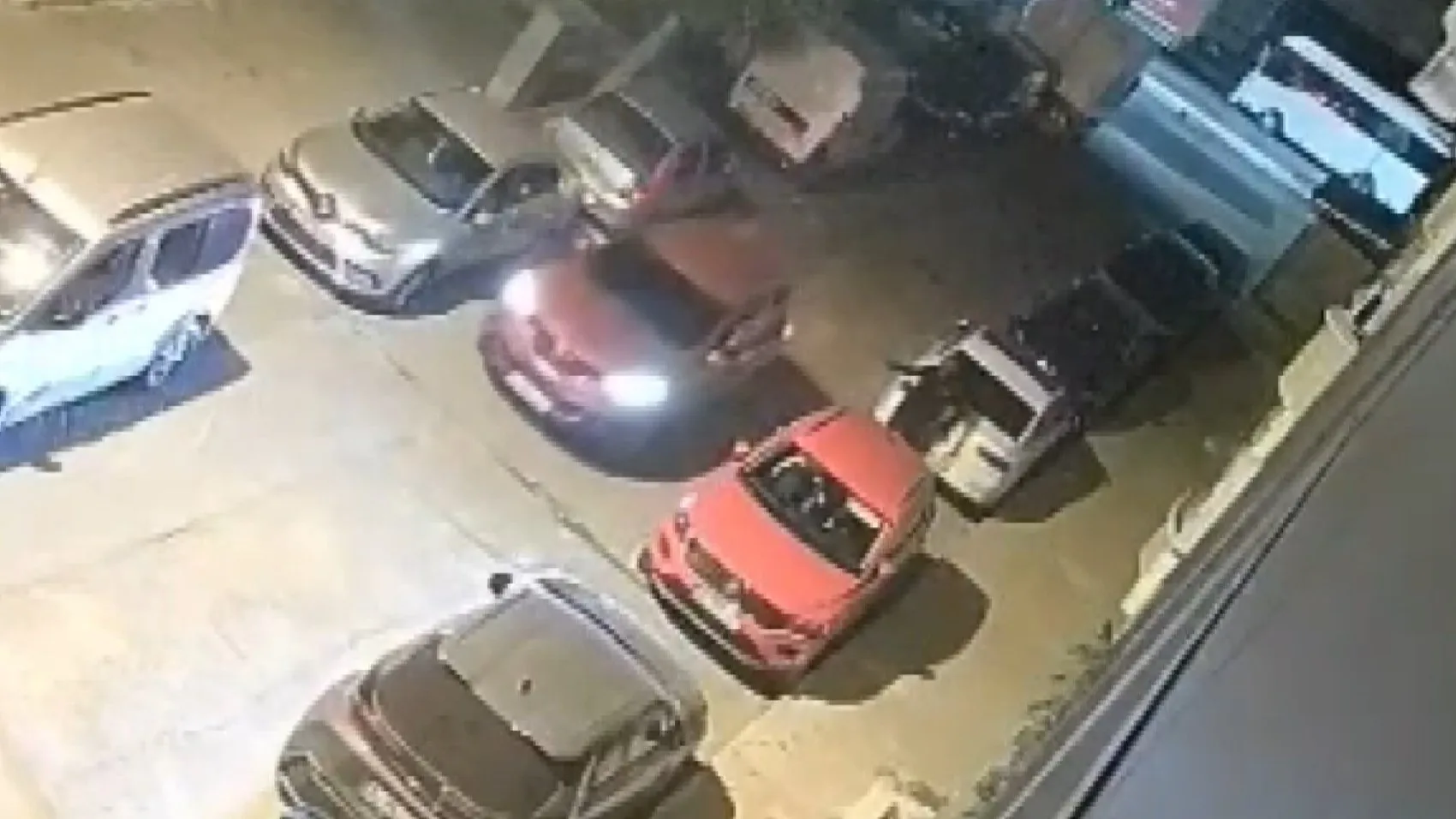 Sultangazi'de gece vakti otomobile kurşun yağdırdılar