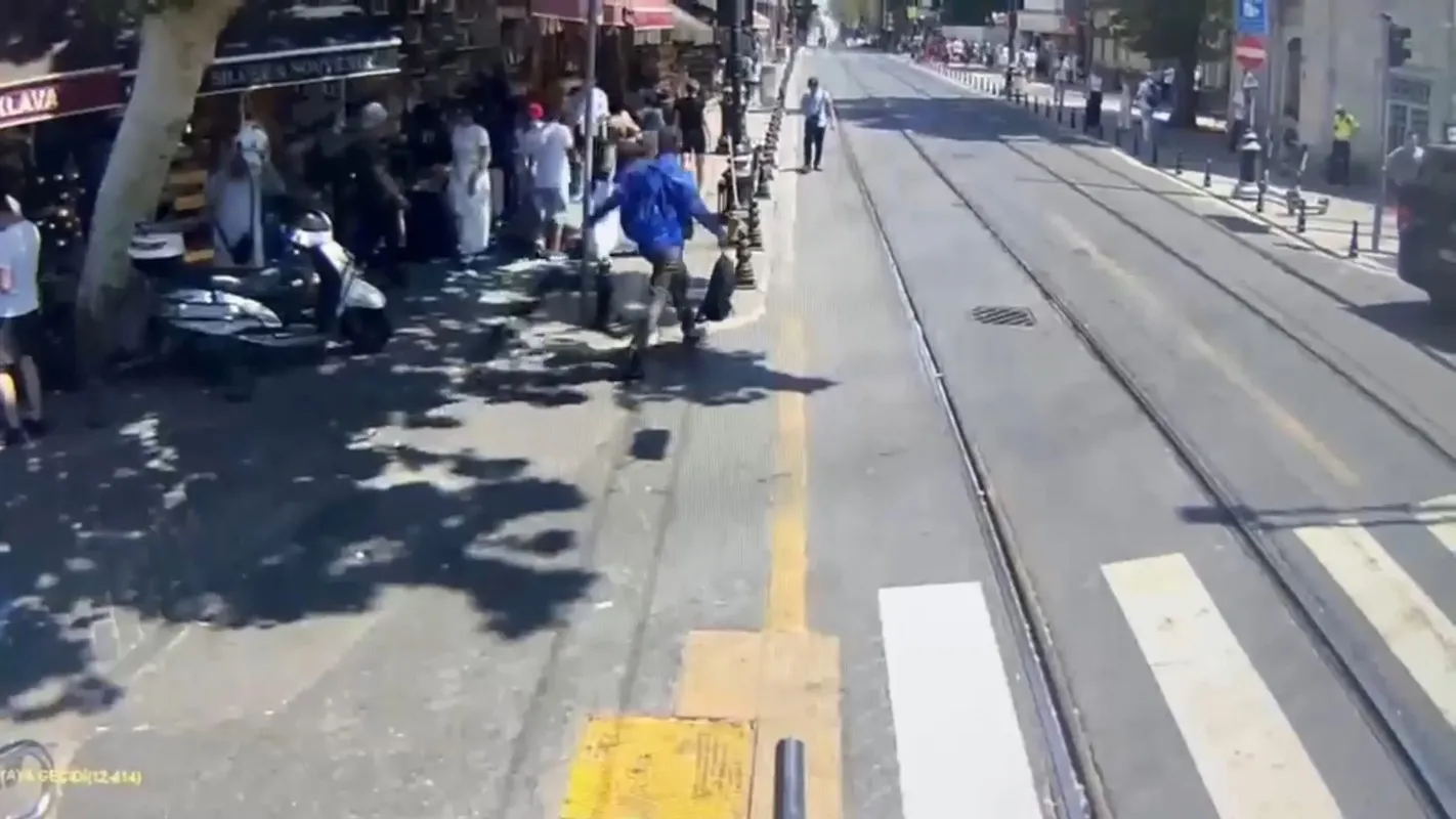 Cami avlusunda namaz kılarken birikimini çaldırdı
