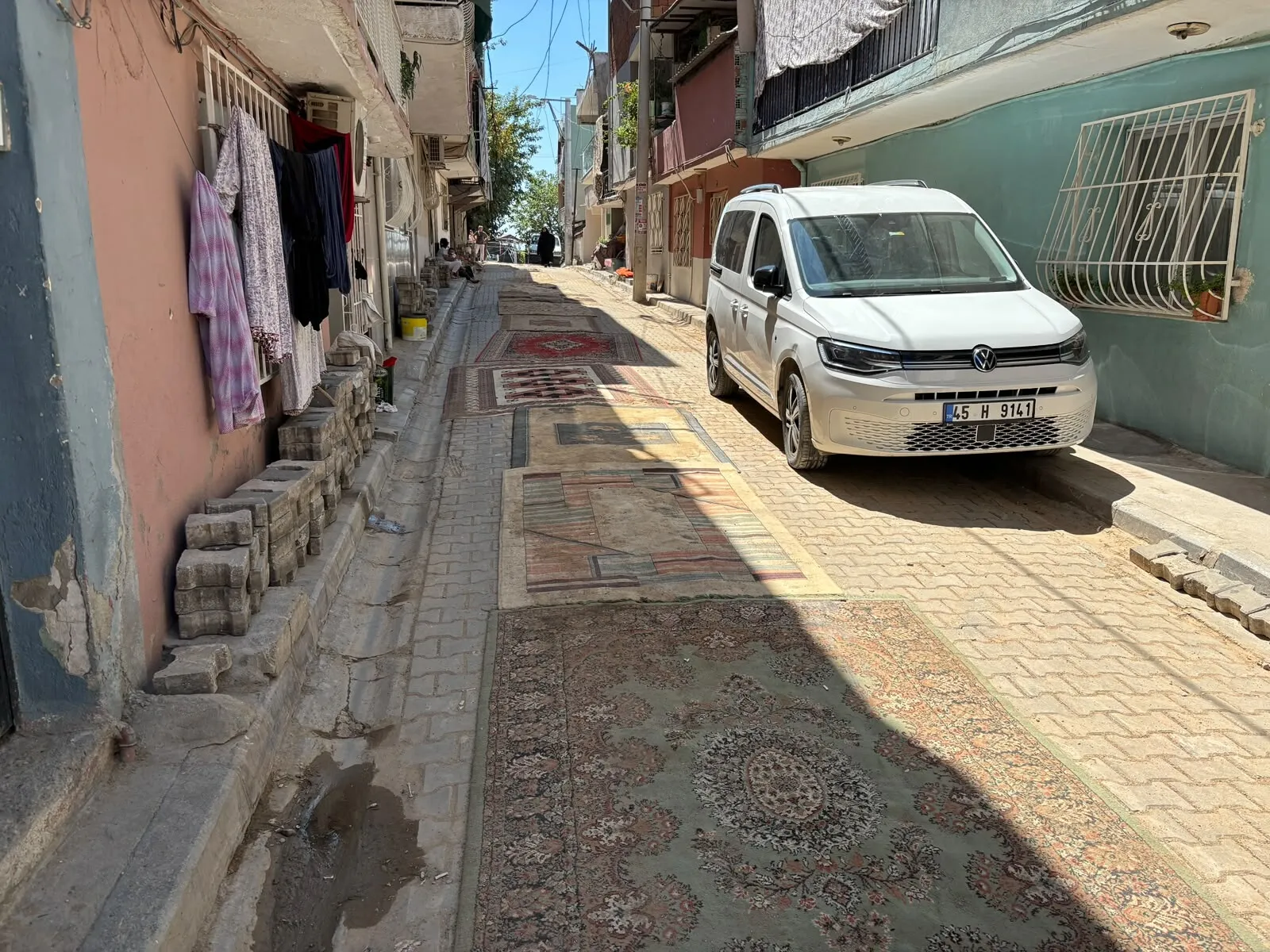 İzmir'de bozuk yollar mahalleliyi sokağa halı sermeye zorladı