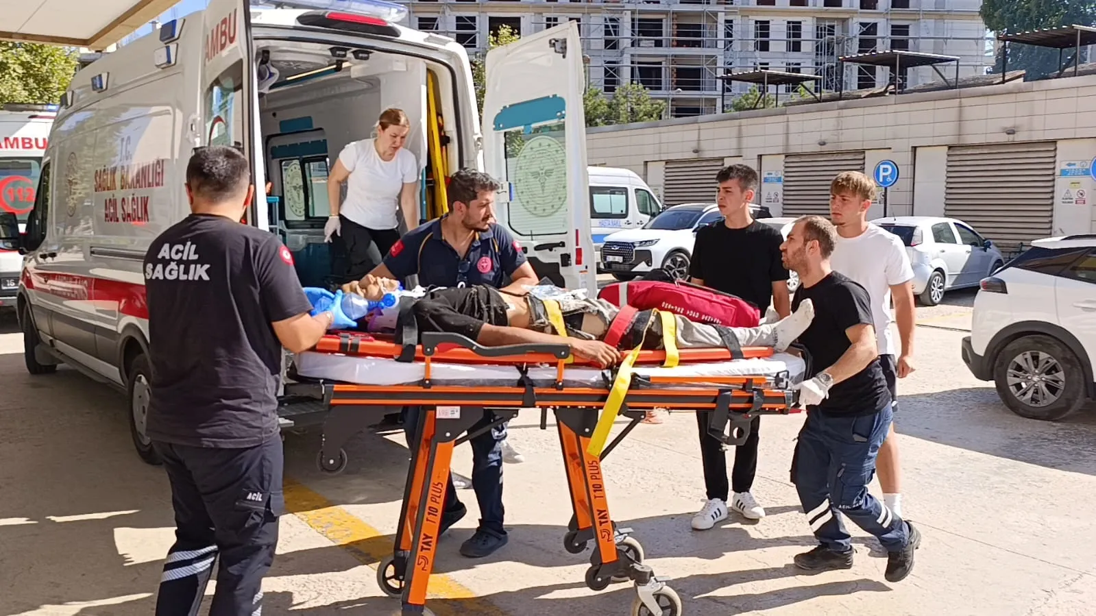 Traktör şarampole yuvarlandı, 15 yaşındaki sürücü ağır yaralı