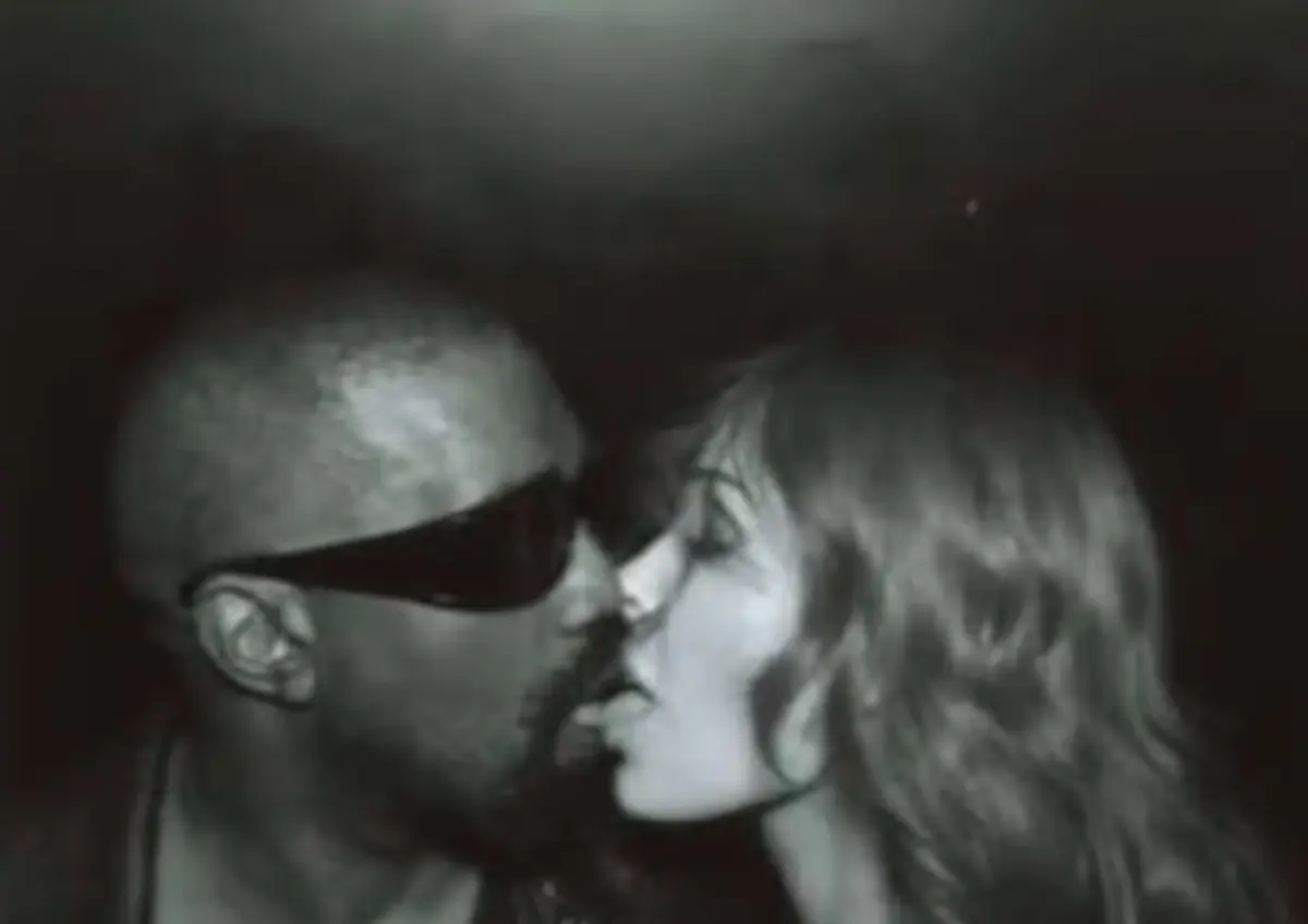 Bianca Censori ve Kanye West kamerayı açıp öpüştü 2