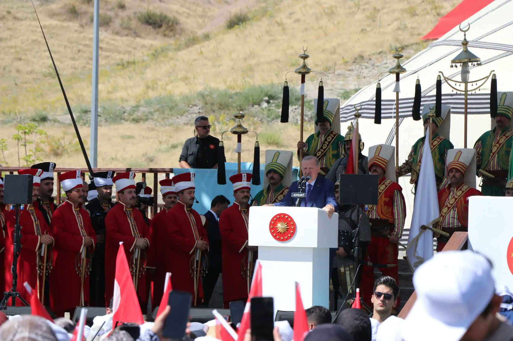 Erdoğan Ahlat'ta meydan okudu Kirli elleri biliyoruz, hesap soracağız
