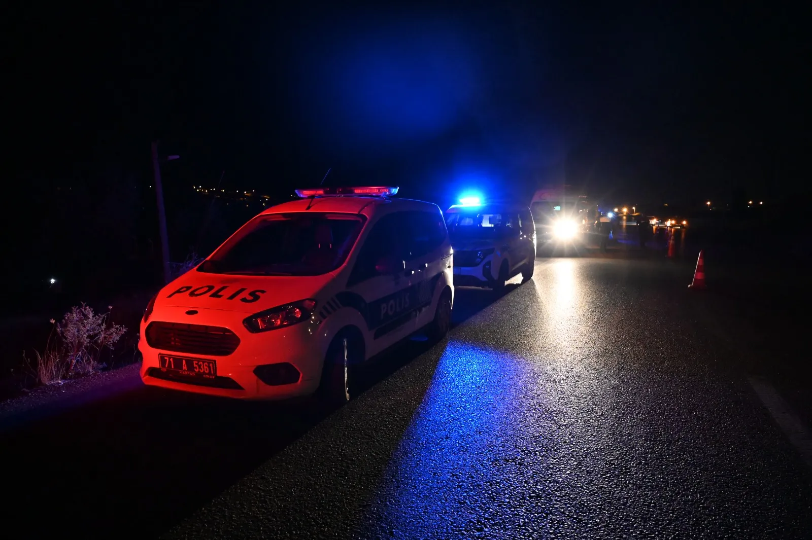 Kırıkkale'de gece yarısı trafik kazası 1 ölü, 2 yaralı
