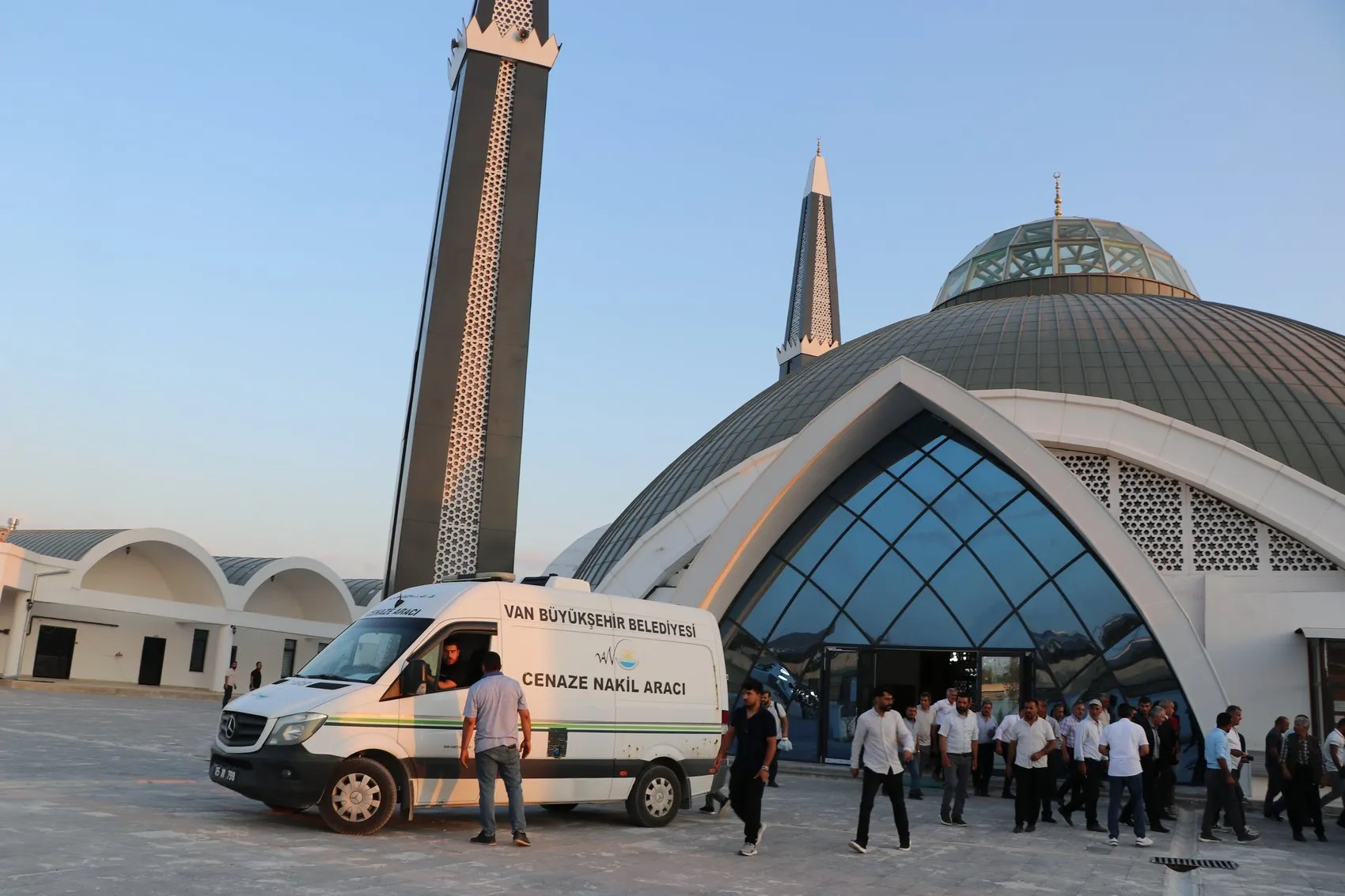 Van Gölü'ndeki acı olayda iki kardeş son yolculuğuna uğurlandı