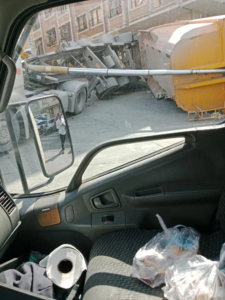 Kağıthane'de kum yüklü kamyonun damperi park halindeki otomobilin üzerine devrildi
