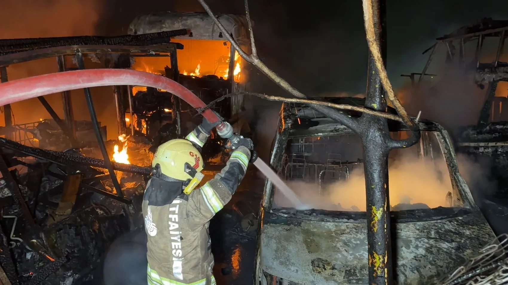 Avcılar'da TIR parkında gece yangını 5 araç küle döndü