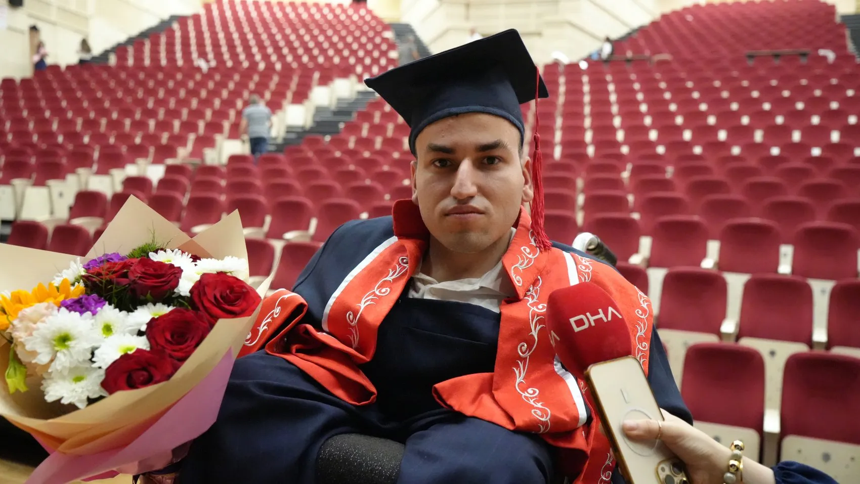 Engelleri Ailesinin Desteğiyle Aştı ve Üniversite Diplomasını Aldı