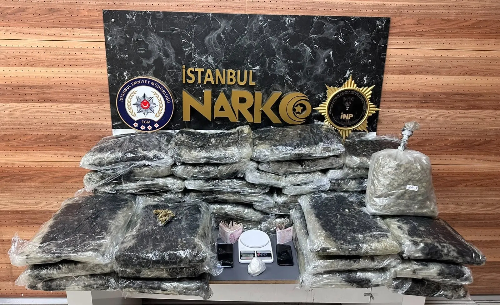 Ataşehirde taksiye yüklenen uyuşturucu rotası polis tarafından kesildi