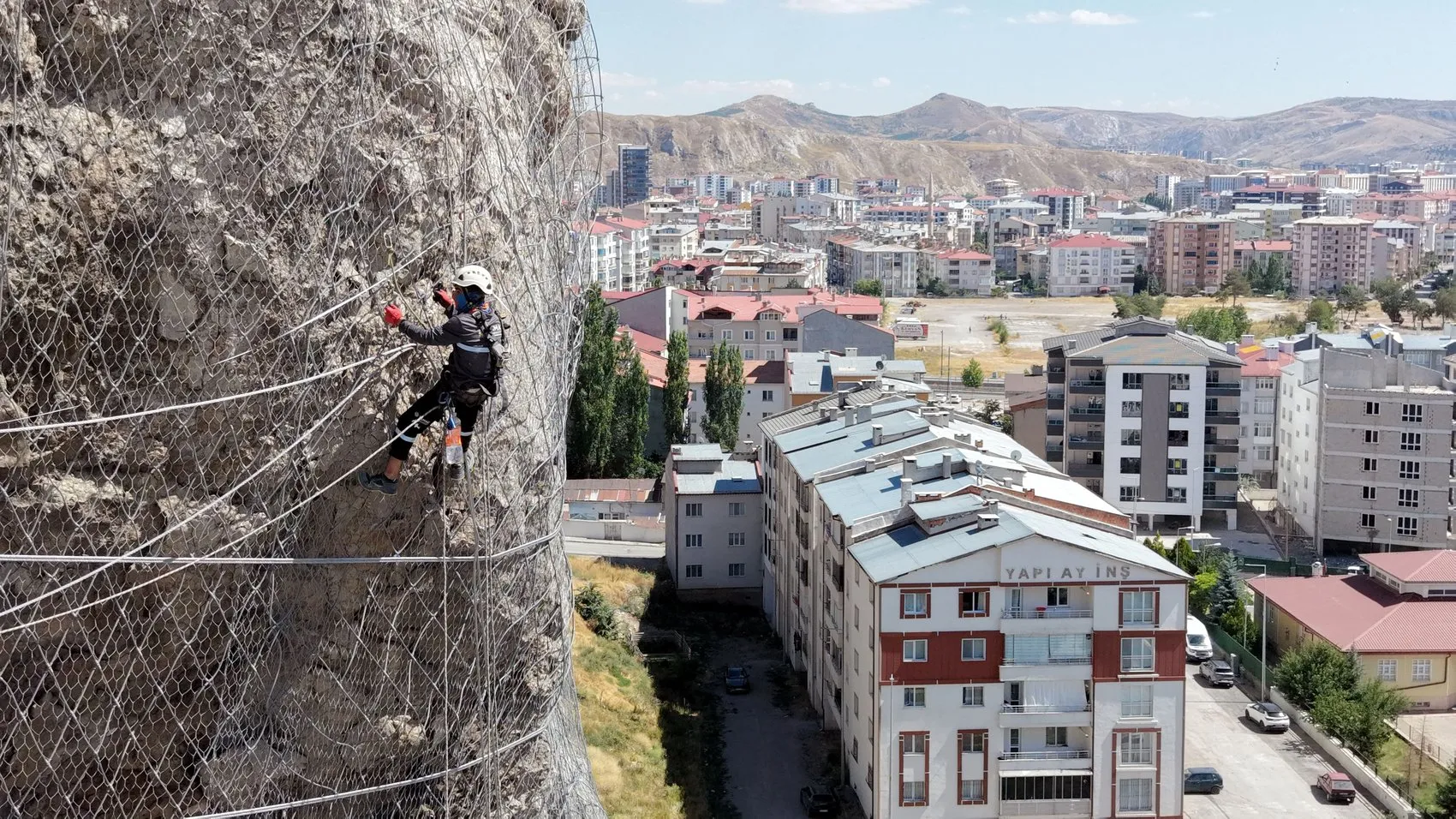 Sivas Yukarı Tekke’de dev kayalıklar çelik ağlarla korumaya alındı