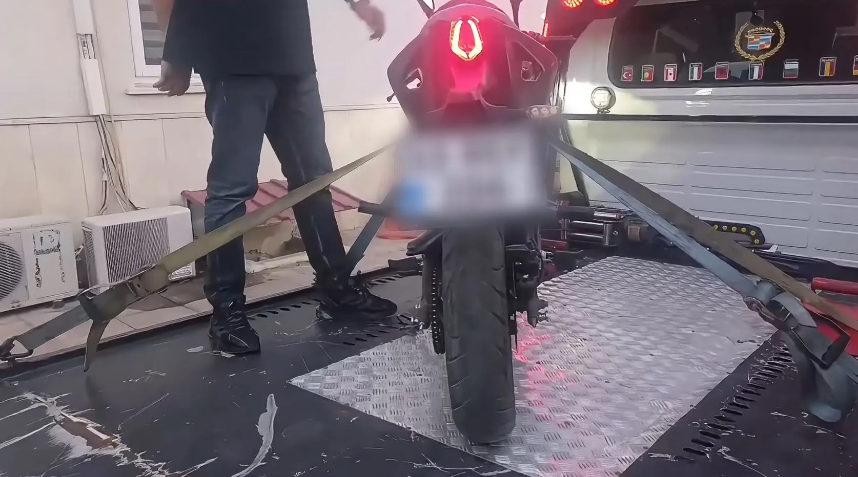 Mersin sahilinde motosiklet şovu yapan sürücüye ağır fatura
